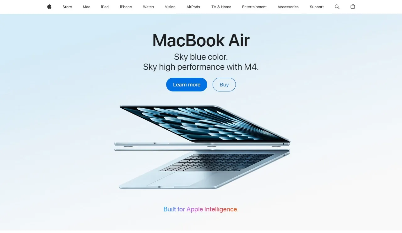 Screenshot von Header und Hero der Apple-Startseite 2025: die globale Navigation über der großen Überschrift „MacBook Air“ und einem schwebenden himmelblauen MacBook